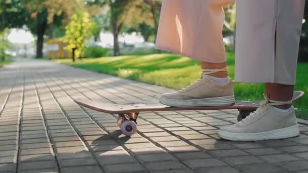 Skateboardista stojící s skateboardem a odtlačit — Stock video