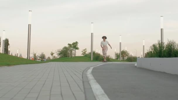 Jeune pro skateboarder femme skateboard dans le parc — Video