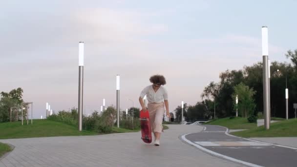 Молодая профессиональная скейтбордистка в парке — стоковое видео