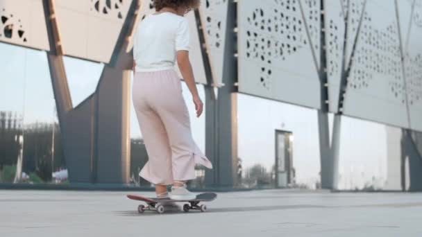 Hipster en mode jonge vrouw met een skateboard — Stockvideo