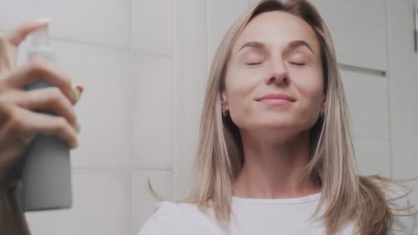 Крупним планом Жінка наносить водяний спрей для зволоження шкіри — стокове відео