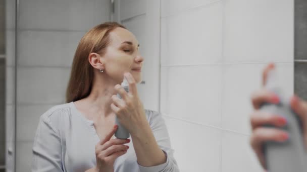 Donna adulta che applica acqua spray per l'idratazione della pelle — Video Stock