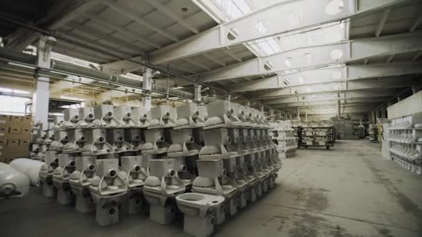 Herstellung von Keramik, Blick auf keramische Produkte Waschbecken und Toiletten, Förderband. — Stockvideo