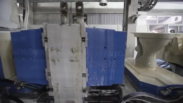 Productie van keramiek, weergave van keramische producten gootstenen en toiletten, transportband. — Stockvideo