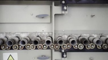 Endüstriyel iç mekan, seramik fayans üretimi, modern fabrika iç mimarisi.