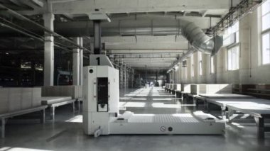 Endüstriyel iç mekan, seramik fayans üretimi, modern fabrika iç mimarisi.