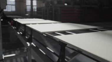 Heavy Plant 'teki Seramik Döşeme Taşıma Hattı. Seramik Döşeme Üretimi Fabrikası. Seramik Döşeme İşlemi