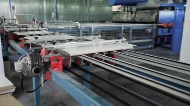 Heavy Plant 'teki Seramik Döşeme Taşıma Hattı. Seramik Döşeme Üretimi Fabrikası. Seramik Döşeme İşlemi