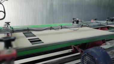Heavy Plant 'teki Seramik Döşeme Taşıma Hattı. Seramik Döşeme Üretimi Fabrikası. Seramik Döşeme İşlemi