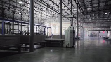 Endüstriyel iç mekan, seramik fayans üretimi, modern fabrika iç mimarisi.