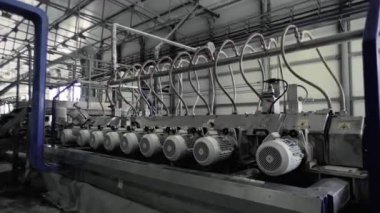 Endüstriyel fırında parlak sıcak alev, fabrikada seramik fayans yanıyor