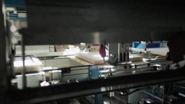 Heavy Plant 'teki Seramik Döşeme Taşıma Hattı. Seramik Döşeme Üretimi Fabrikası. Seramik Döşeme İşlemi