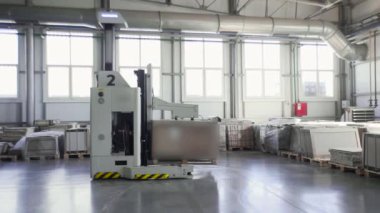 Endüstriyel iç mekan, seramik fayans üretimi, modern fabrika iç mimarisi.