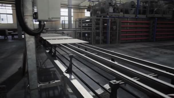 Конвейерная линия для керамической плитки на тяжелом заводе. Фабрика по производству керамической плитки. Процесс изготовления керамической плитки — стоковое видео