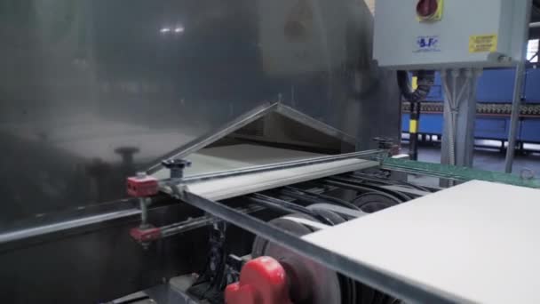 중식 물에서 세라믹 타일을 위한 컨베이어 라인. 세라믹 타일의 생산을 위한 공장. 도자기를 만드는 과정 — 비디오