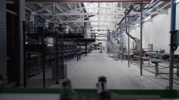 Промышленный интерьер, производство керамической плитки, современный интерьер завода — стоковое видео
