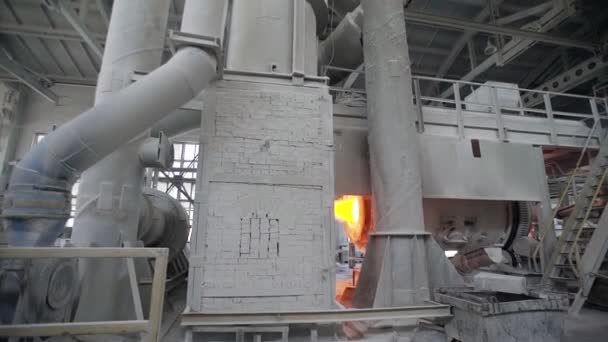 Jasny gorący płomień w piecu przemysłowym, spalanie płytek ceramicznych w zakładzie — Wideo stockowe