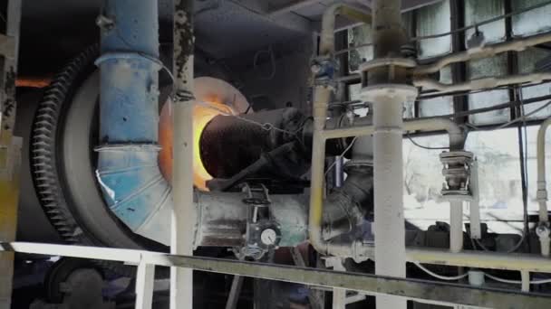 Jasny gorący płomień w piecu przemysłowym, spalanie płytek ceramicznych w zakładzie — Wideo stockowe