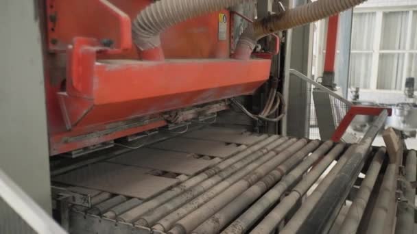 Ligne de convoyeur pour carreaux de céramique à l'usine lourde. Usine pour la production de carreaux de céramique. Le processus de fabrication des carreaux de céramique — Video