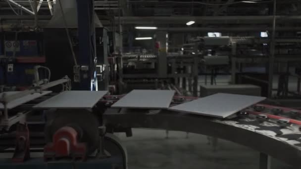 重型机械瓷砖输送机生产线.生产瓷砖的工厂.瓷砖的制作方法 — 图库视频影像