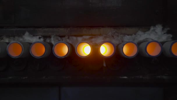 Яскраве гаряче полум'я в промисловій печі, горіння керамічної плитки в рослині — стокове відео