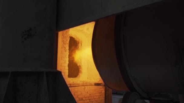 Bright hot flame in industrial oven, burning ceramic tile in plant — Stock Video