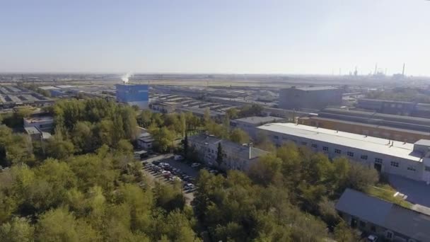 Повітряний вид на індустріальну зону з фабрикою з виробництва кераміки в Росії. — стокове відео