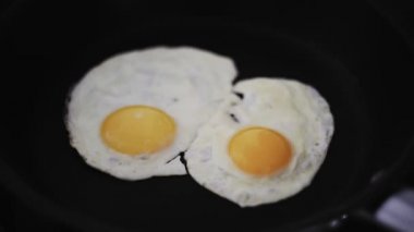 Kadın tabağa iki yumurta koydu.