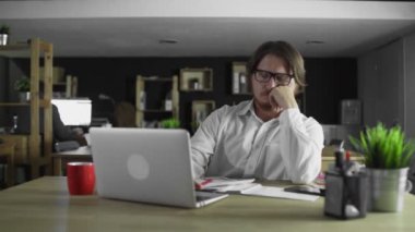 Genç müdür çalışma saatinde ofiste uyuyor.