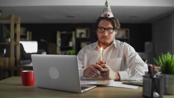 Empresário triste celebrando um aniversário solitário no escritório — Vídeo de Stock