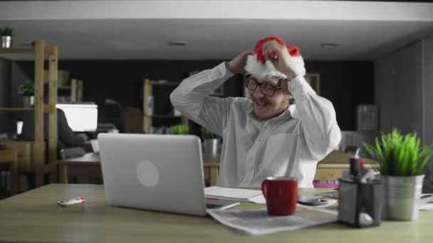 Happy manager op kantoor met Kerstmis — Stockvideo