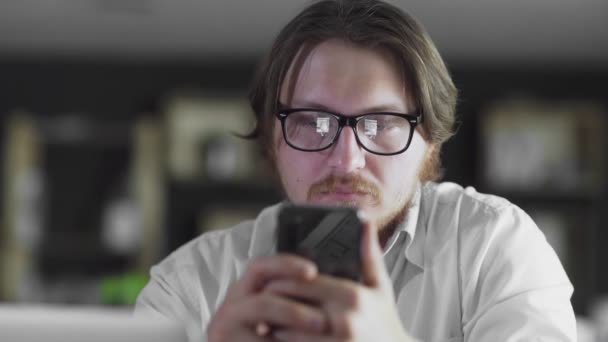 Ensam chef arbetar med smartphone på kontoret — Stockvideo