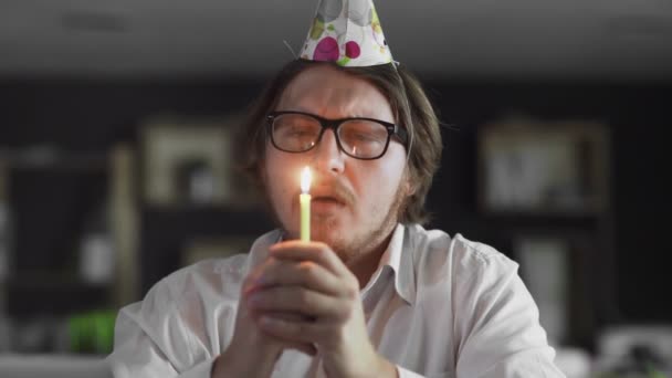 Üzgün müdür ofiste yalnız bir doğum gününü kutluyor. — Stok video