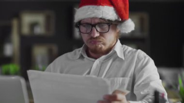 İşadamı Noel 'de ofiste belge okuyor