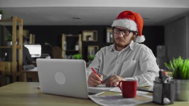 Cansado sonolento empresário está trabalhando no escritório no Natal — Vídeo de Stock