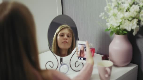 Χαμογελαστή γυναίκα λήψη φωτογραφιών κινητό Selfie στο τηλέφωνο στον καθρέφτη. — Αρχείο Βίντεο