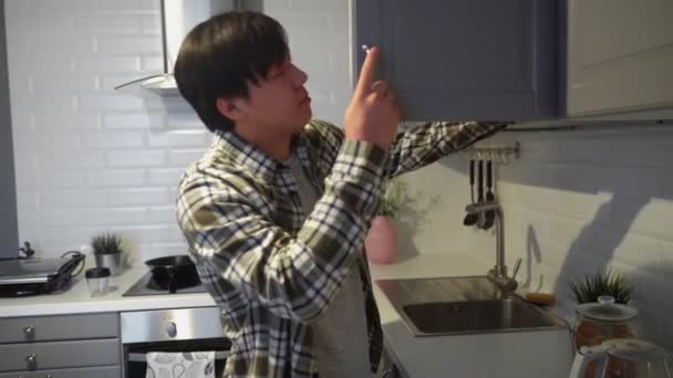 Joven asiática bebiendo café en la cocina en la mañana — Vídeo de stock