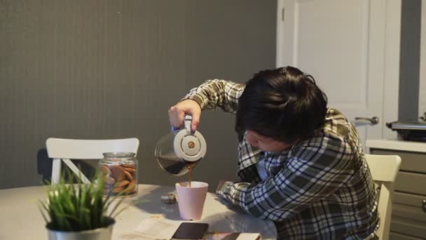 Сонный азиат завтракает за столом . — стоковое видео