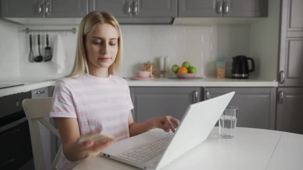 Szabadúszó nő beszél telefonon az otthoni konyhában. Mobiltelefont használó nő — Stock videók