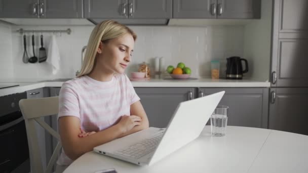 Uma mulher feliz a falar no computador. Pessoa sorridente tendo bate-papo online — Vídeo de Stock