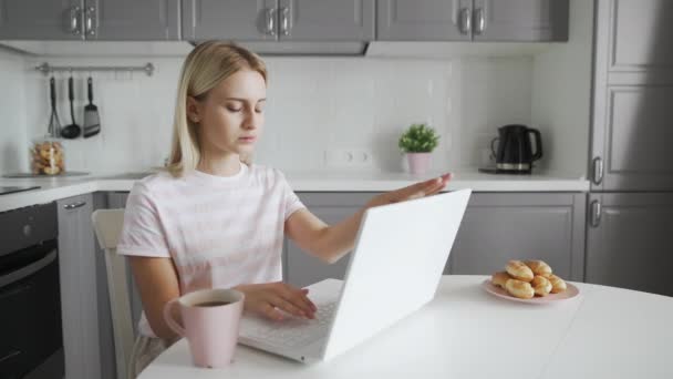 Jeune femme en pause au travail sur un ordinateur portable à la maison — Video
