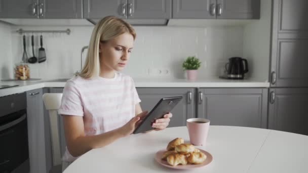 Portret van een jonge aantrekkelijke vrouw met digitale tablet. — Stockvideo