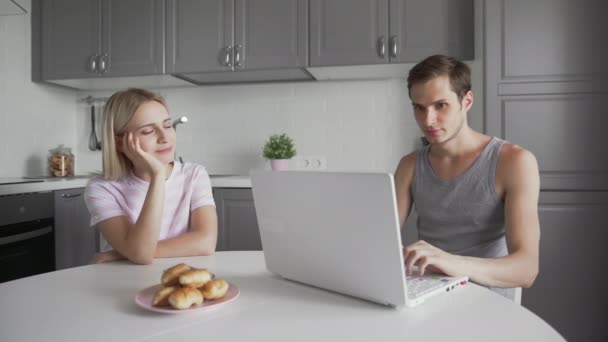 Genç çift kahvaltıda mutfakta konuşuyor. — Stok video