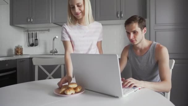 Unga par pratar under frukost i köket — Stockvideo