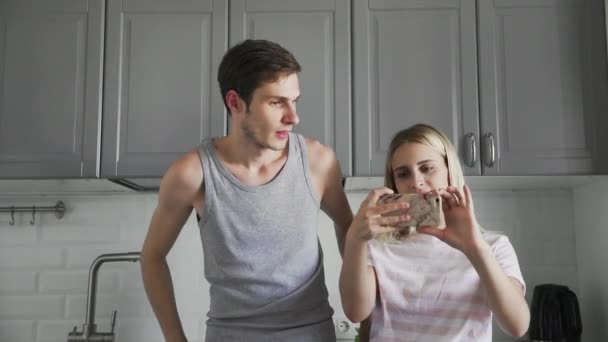 Netter Kerl mit einem Mädchen nettes Lächeln, posieren und morgens ein Selfie in der Küche machen — Stockvideo