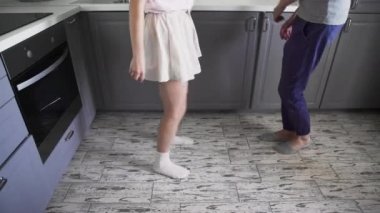 Düşük açılı, çekici, genç, neşeli çift evde yemek pişirirken eğleniyor.