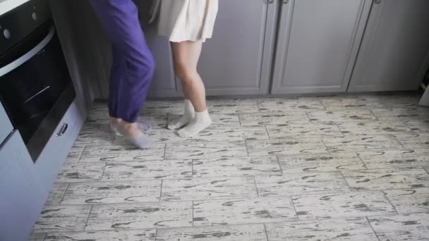Low angle shot van paar dansen valse in keuken ochtend — Stockvideo