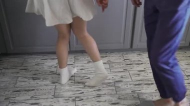 Mutlu genç çift yeni evliler mutfakta müzik dinleyip eğleniyorlar. Dans, aşk, aile, mutluluk kavramı.