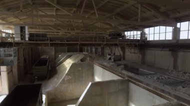 Endüstriyel iç mekan, seramik fayans üretimi, modern fabrika iç mimarisi.