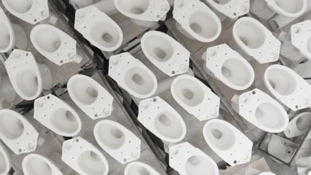 Lager mit Toilette in Keramikfabrik — Stockvideo